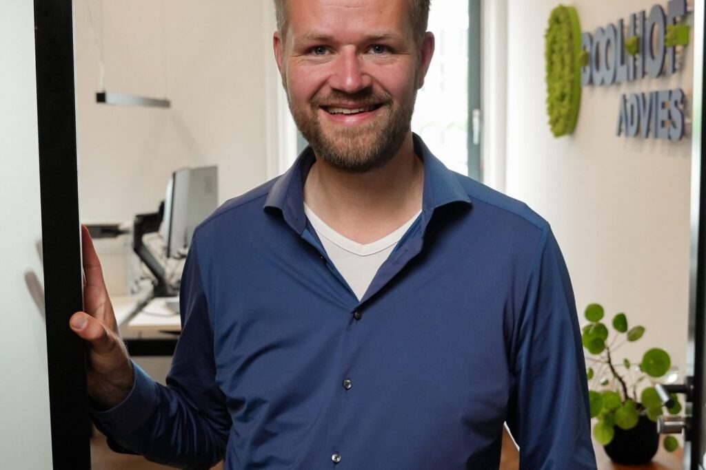 Gert Dollen op het kantoor van Doolhof Advies