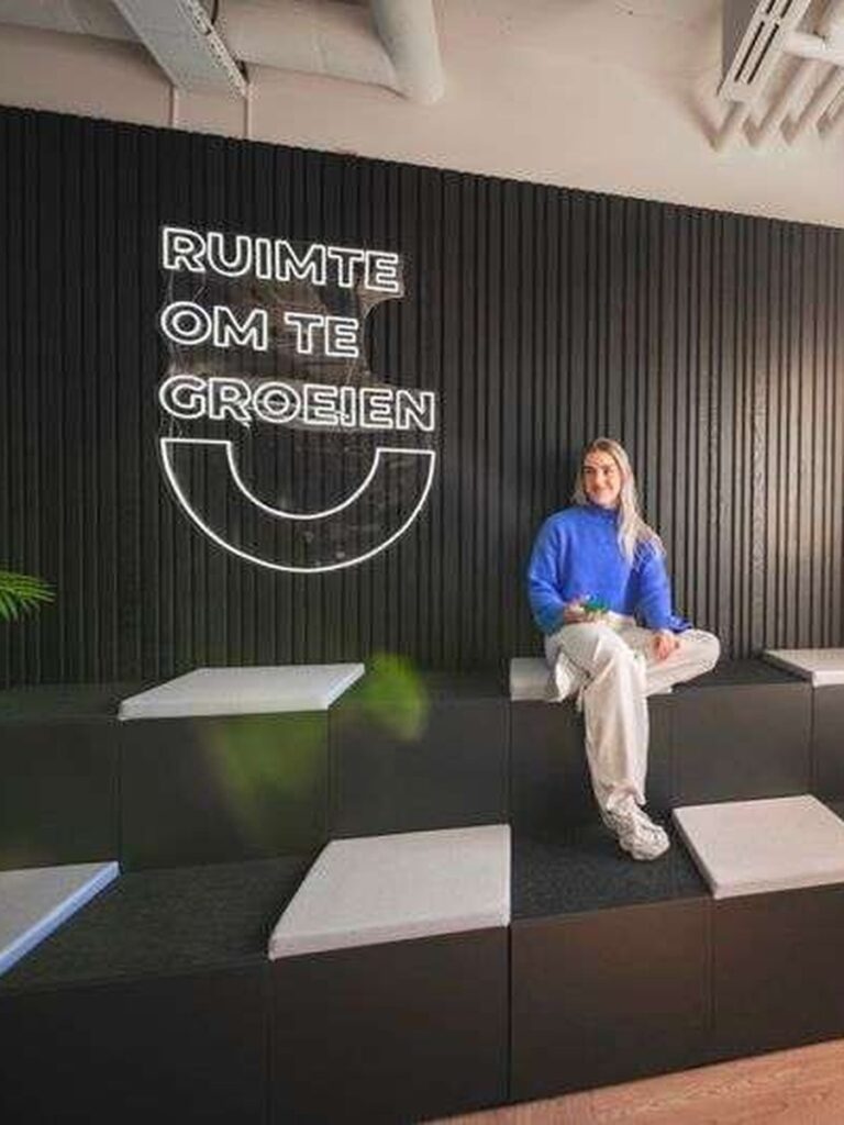 Werkplek met de tekst Ruimte om te groeien op het kantoor van Doolhof Advies in Almelo
